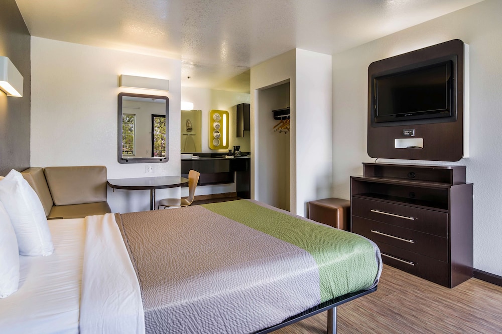 Standard Room, 1 Queen Bed, Non Smoking, Kitchenette - Photo 10