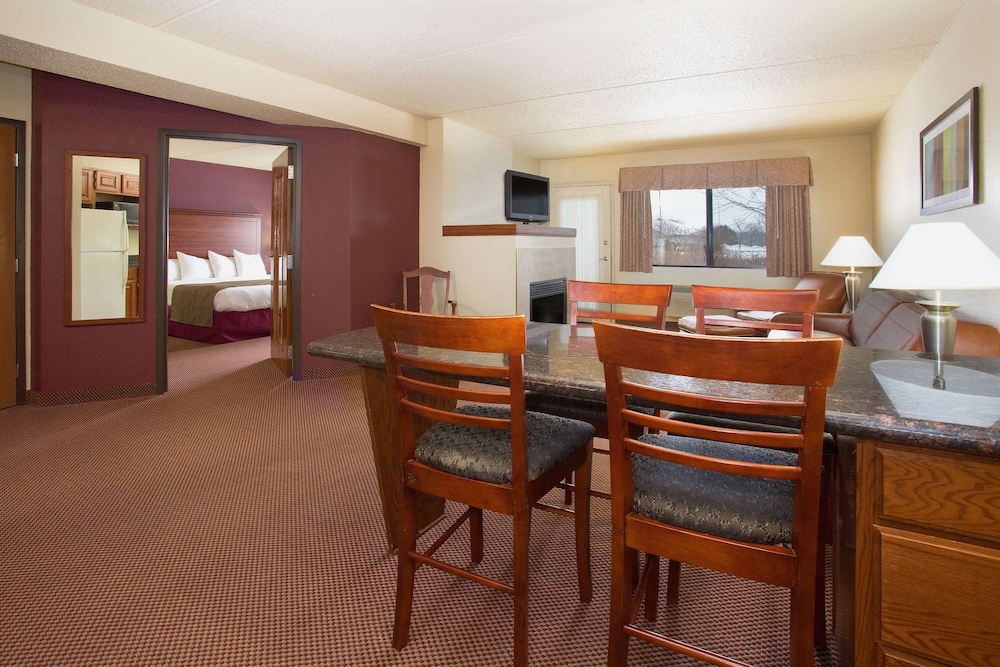 Family Suite, 1 King Bed, Non Smoking, Fireplace (2 Room, Kitchen, Hot Tub) - Photo 1