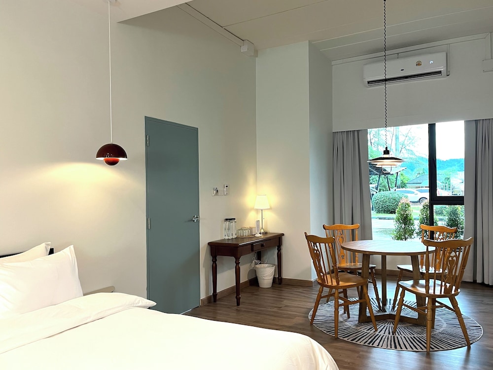 Superior Quadruple Room, 2 Queen Beds, Annex Building photo 1