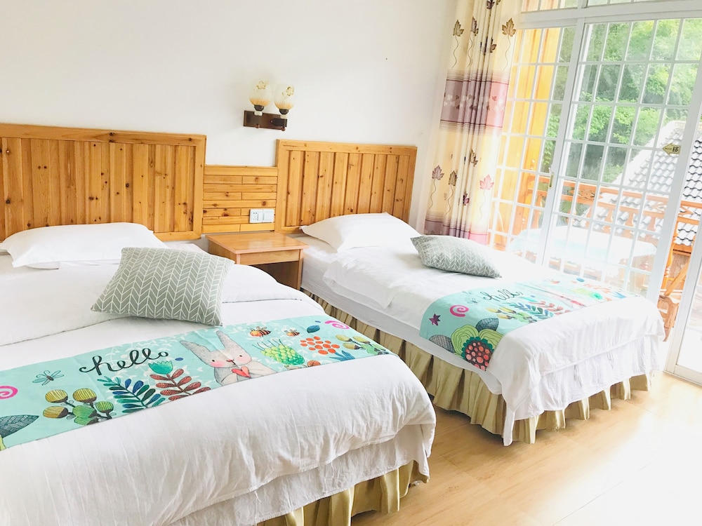 Signature Twin Room, Hill View photo 2