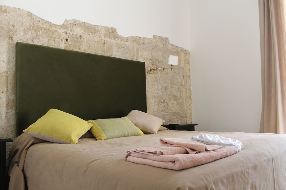 Double Room (Audrey Hepburn)