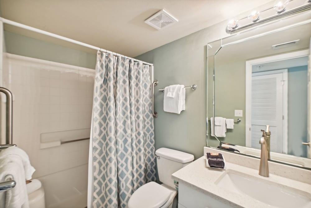 Room 3: Queen bed, queen pullout, private bath photo 1