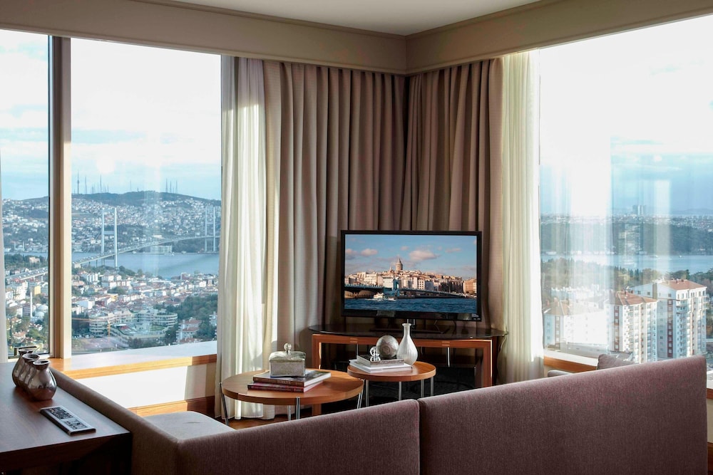 Club Suite, 1 King Bed, Sea View (Corner)