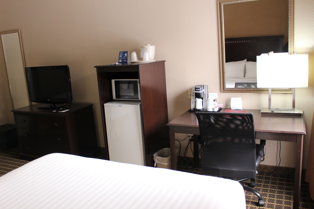 Standard Room, 2 Queen Beds - Photo 6