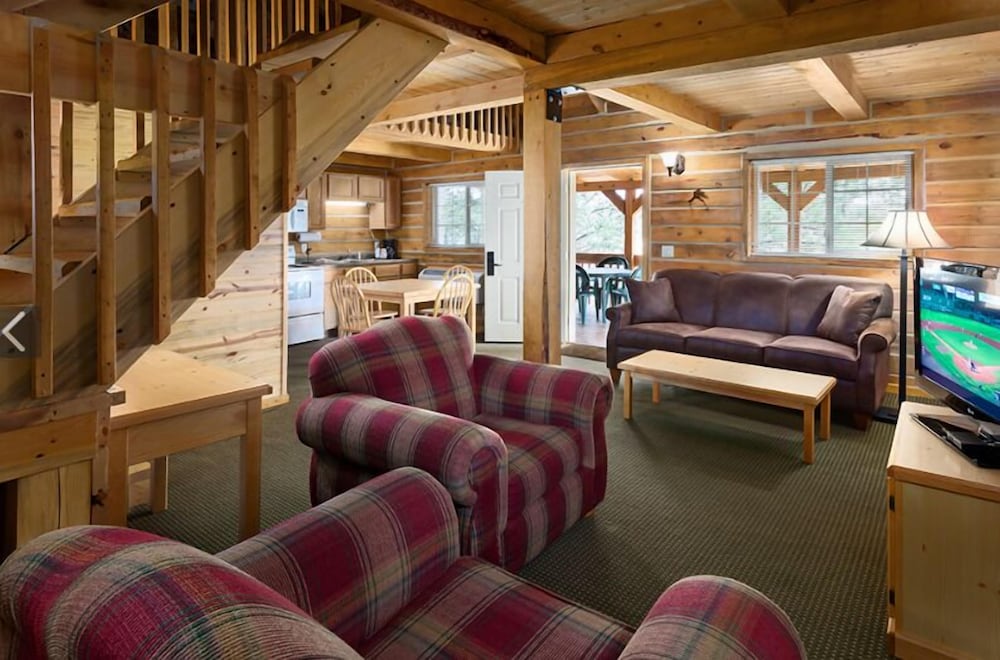 Queen Loft Cabin, 3 Twins, Kitchen
