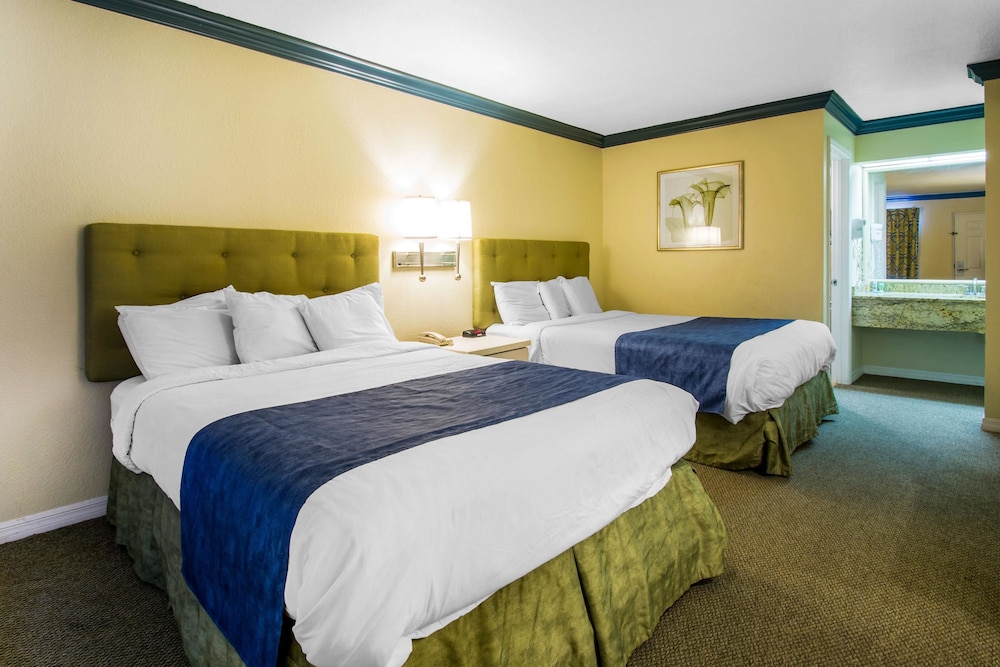 Standard Room, 2 Queen Beds, Non Smoking (Top Floor) photo 1