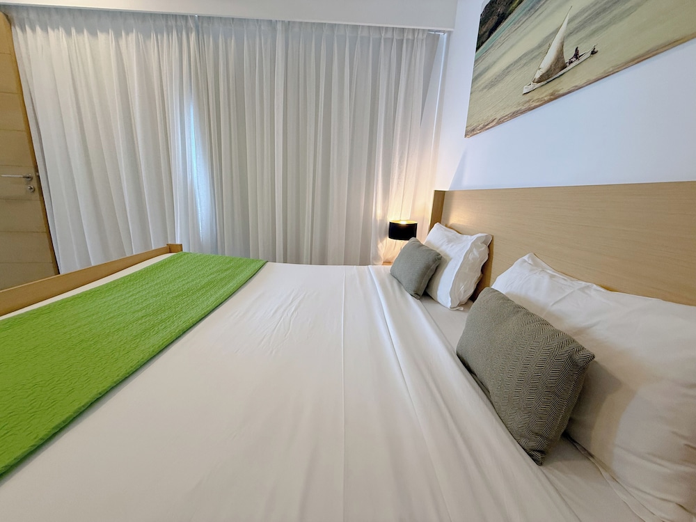 Apartment, 3 Bedrooms, Pool View photo 2