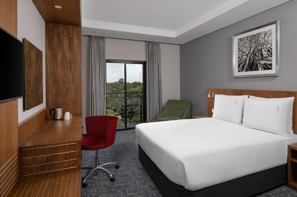 Premium Room, 1 Queen Bed (Karura Forest View) photo 1