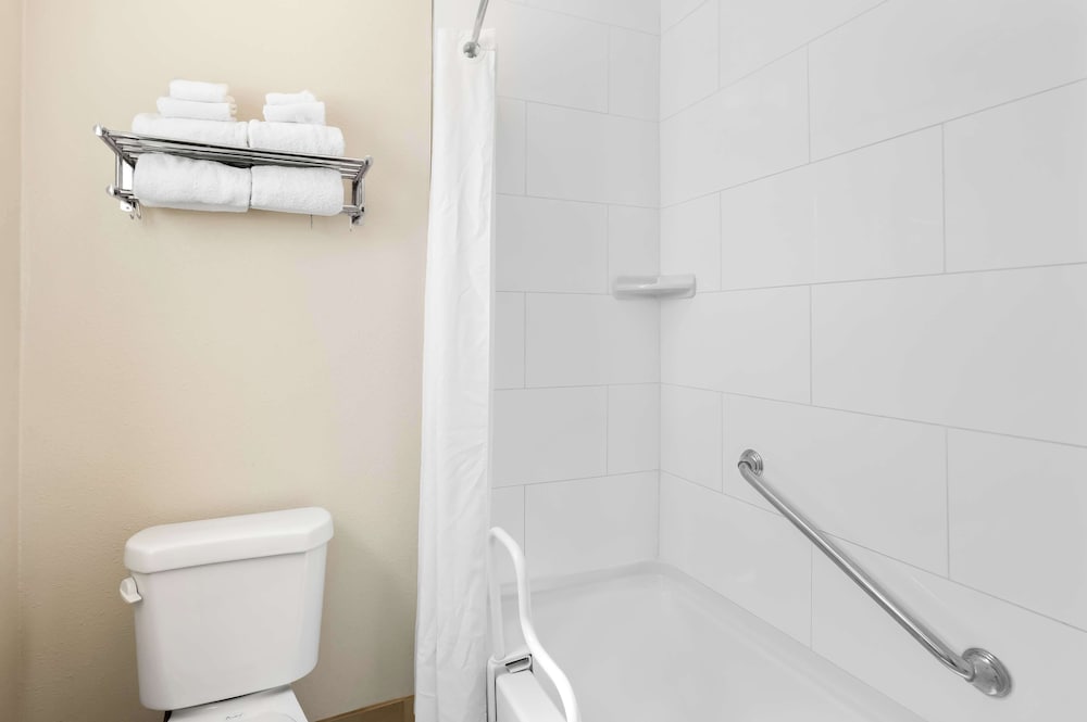 Standard Room, 2 Queen Beds, Non Smoking, Refrigerator & Microwave (Pet Friendly) photo 2
