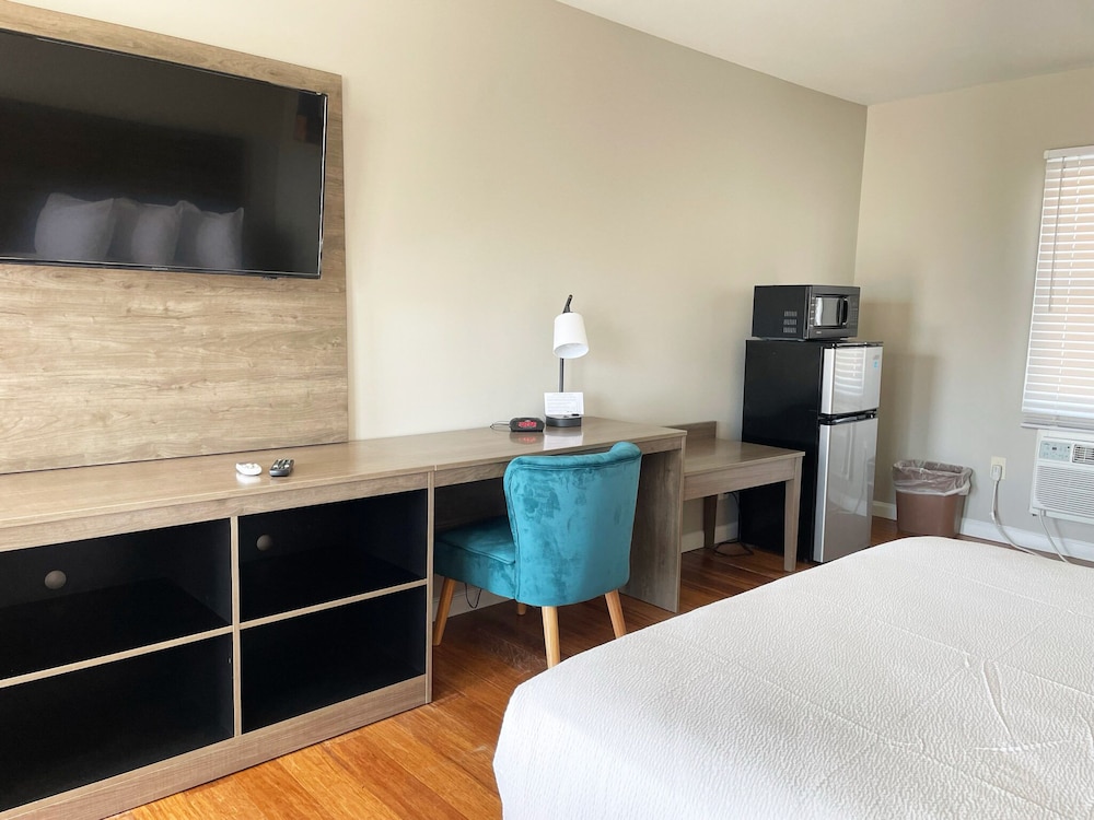 Deluxe Room, 1 King Bed photo 2