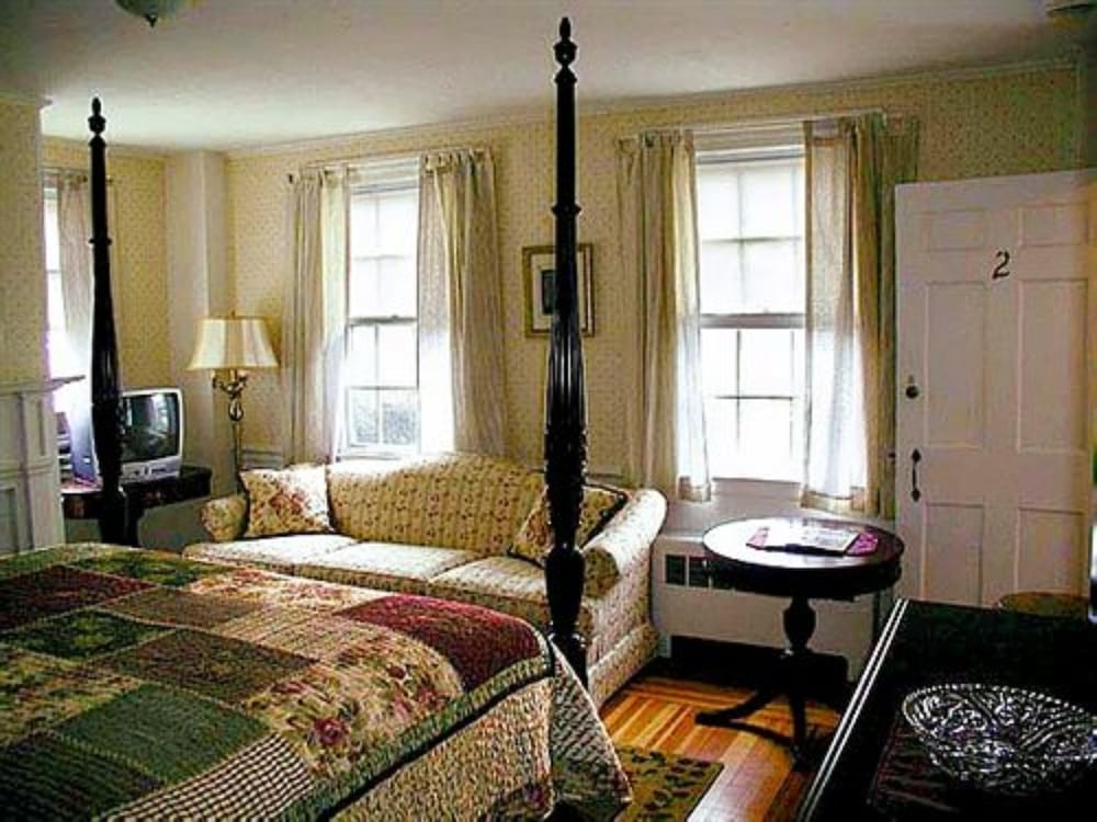 Deluxe Room, 1 Queen Bed photo 1