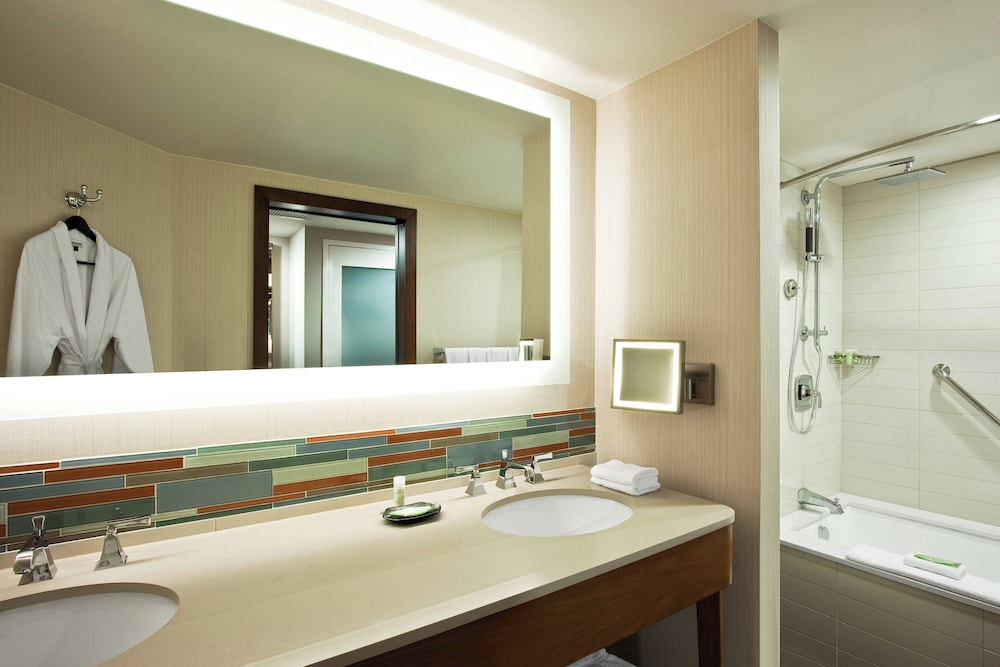 Suite, 1 King Bed thumbnail 6