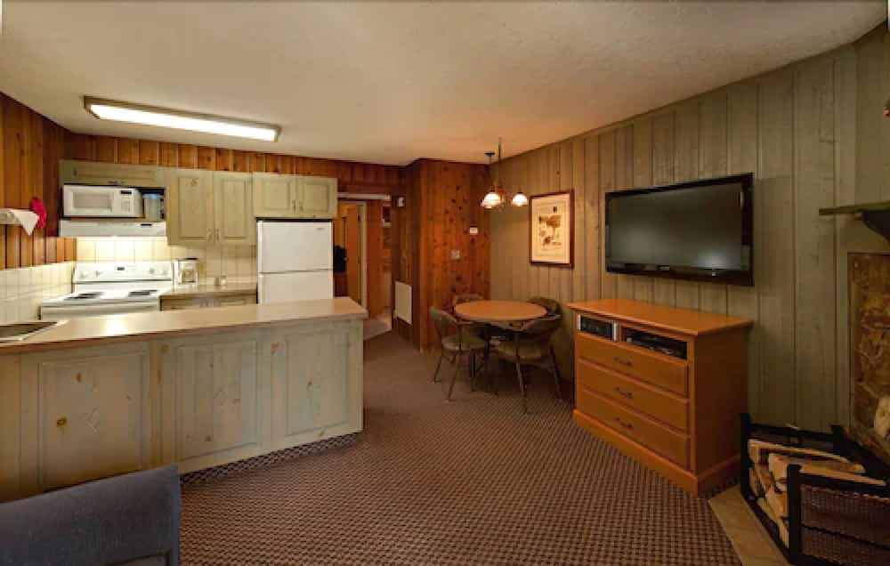 Apartment, 1 bedroom on the lower level of fourplex unit