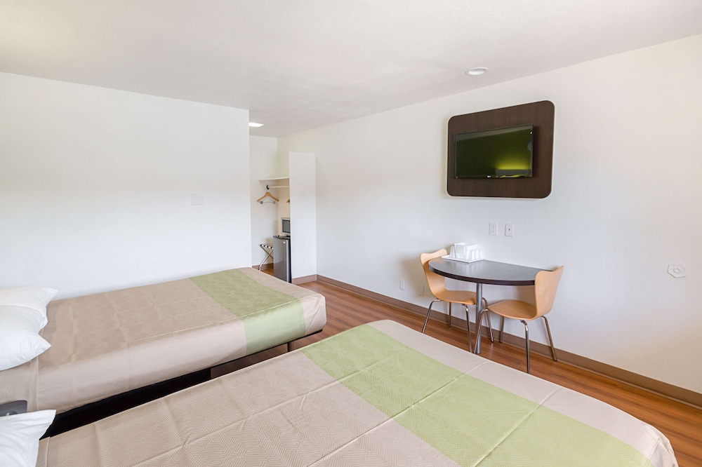 Standard Room, 2 Double Beds, Non Smoking photo 2