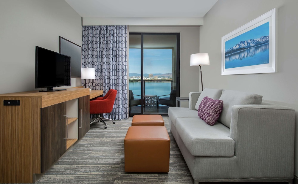 Suite, 1 King Bed, Accessible, Balcony (Hearing)