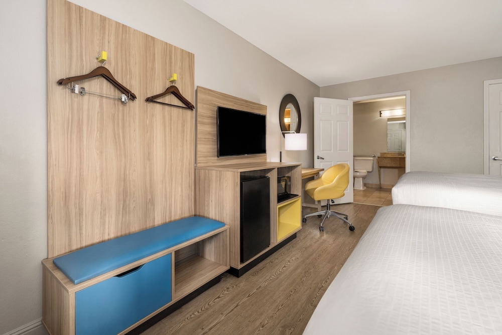 Deluxe Room, 2 Queen Beds, Accessible, Non Smoking (Mobility, Roll-In Shower) - Photo 3