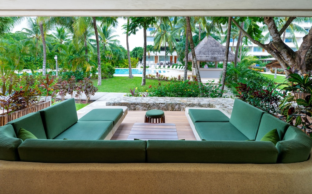 Premium Room, 1 King Bed, Pool Access