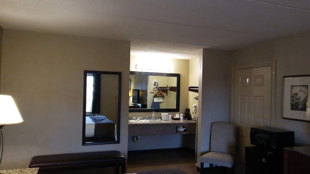 Room, 1 King Bed, Accessible, Non Smoking - Photo 9