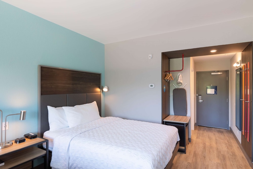 Room, 1 King Bed, Accessible (Hearing) - Photo 1