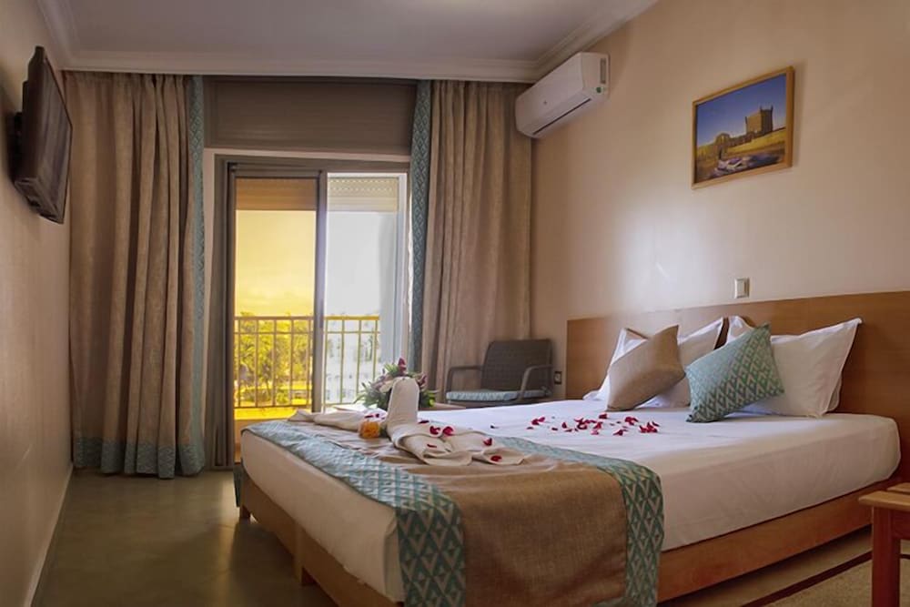 Standard Room, 1 Queen Bed, City View