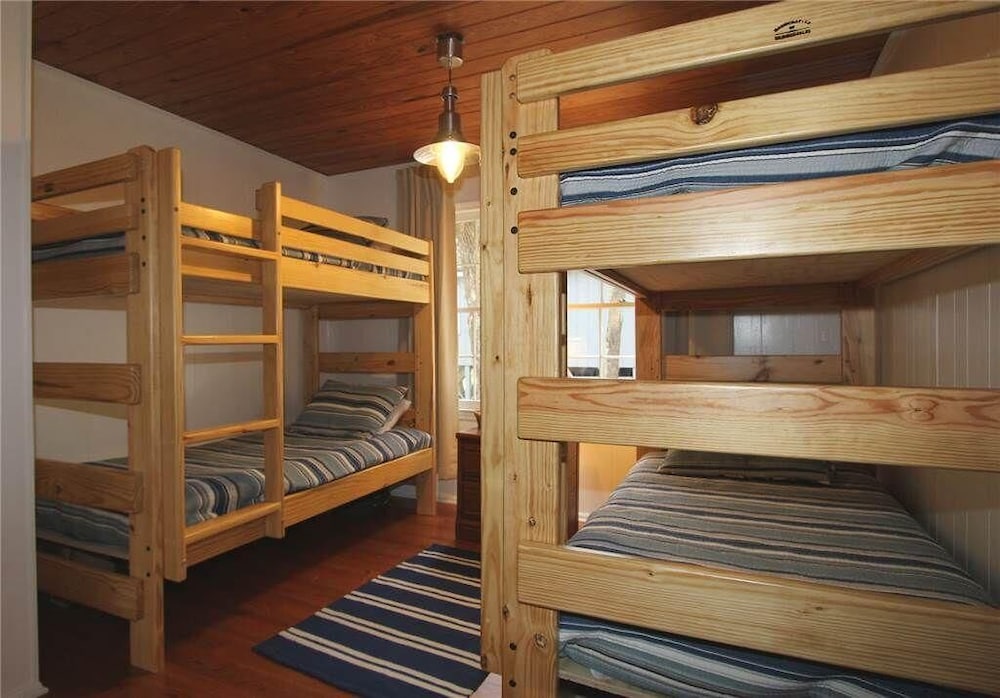 House, Multiple Beds (Ediscape, LLC) photo 3