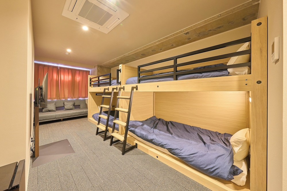 Private Room for 4-5 with Private Shower room, Non Smoking(2 Bunk Beds + Sofa)