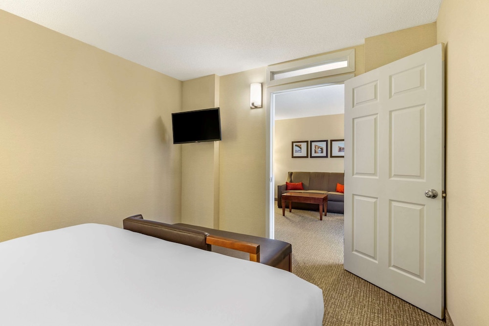 Deluxe Suite, 1 King Bed, Non Smoking - Photo 2