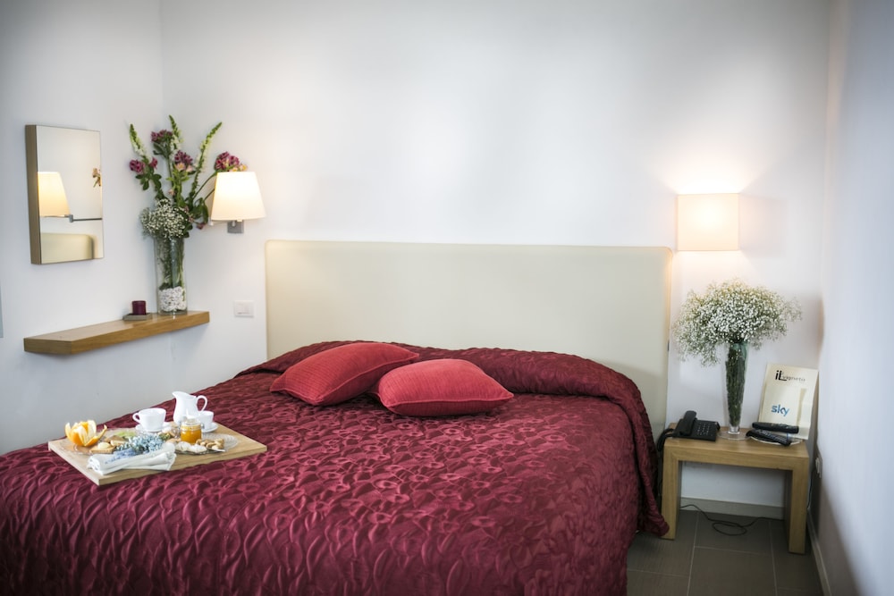 Double or Twin Room - Photo 5