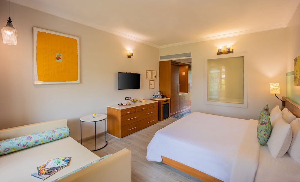 Deluxe Room Pool Facing With Complimentary In-House Entertainment & 15% Off On FnB,Spa & Laundry - Photo 3