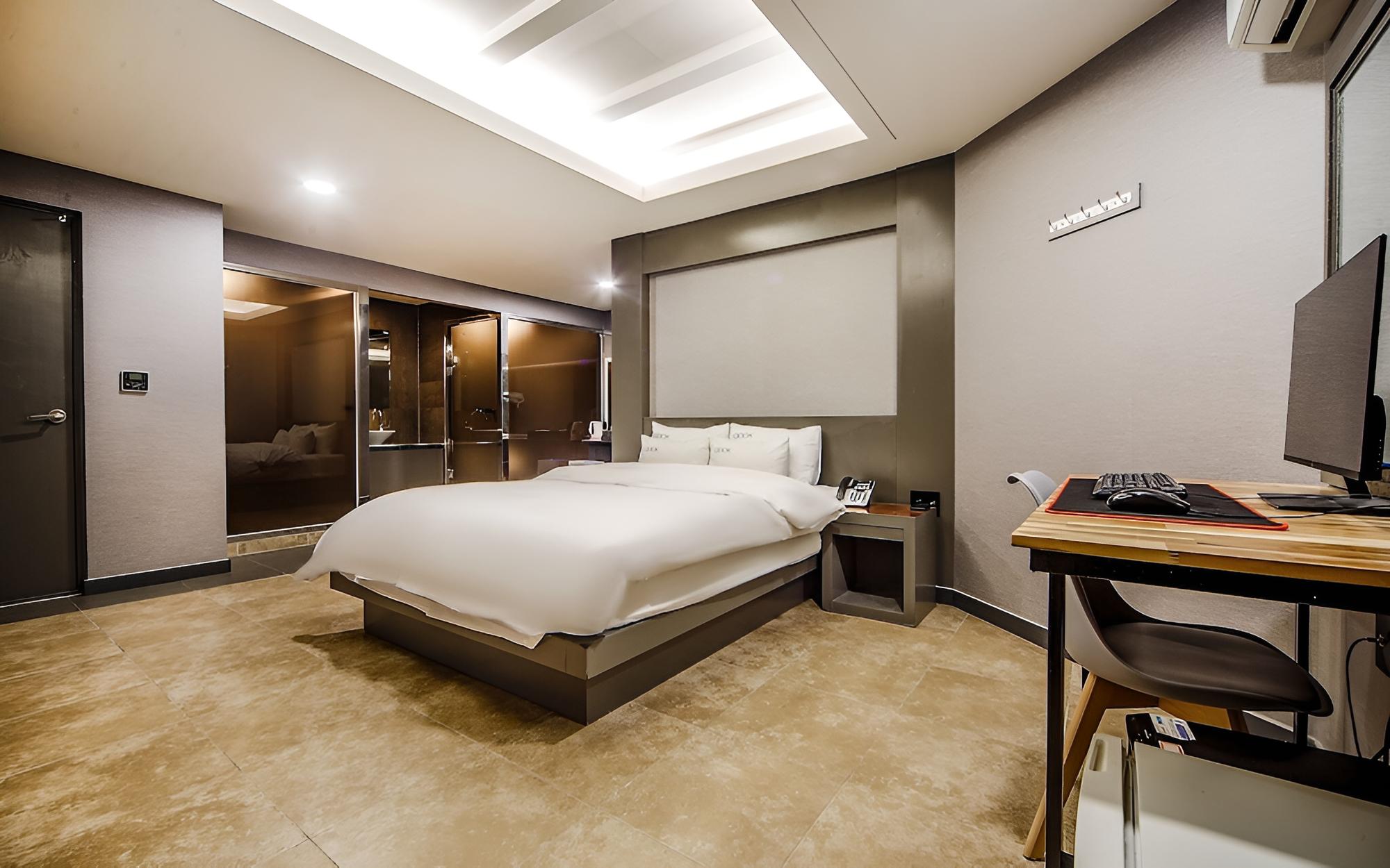 Room (Special Room B (Netflix 75inch TV Air) photo 2