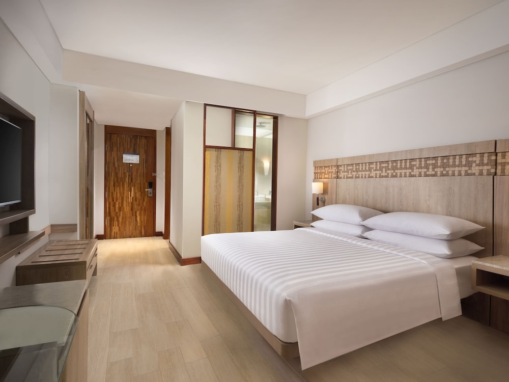 Room, 1 King Bed, Poolside photo 3