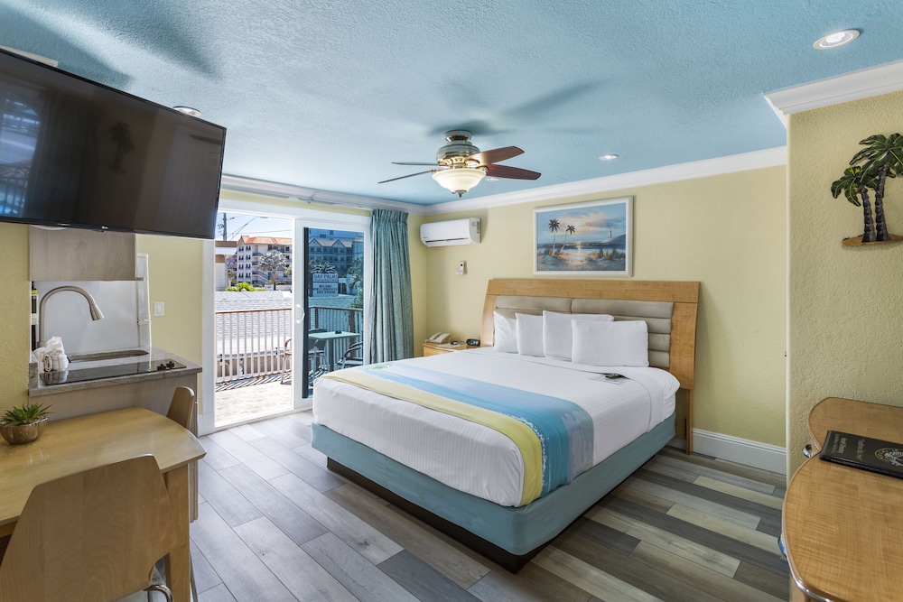 Bay Front with Balcony Suite: 1 Queen Bed and 1 Sleeper Sofa - Photo 2