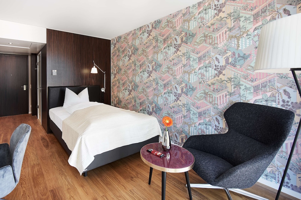 Basic Room, 1 Queen Bed