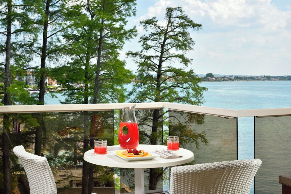 Superior Double Room, Balcony, Partial Lake View - Photo 5