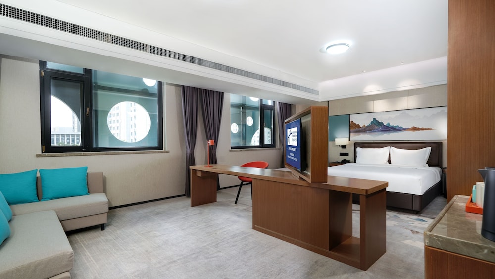 Suite, 1 King Bed (Living Area)