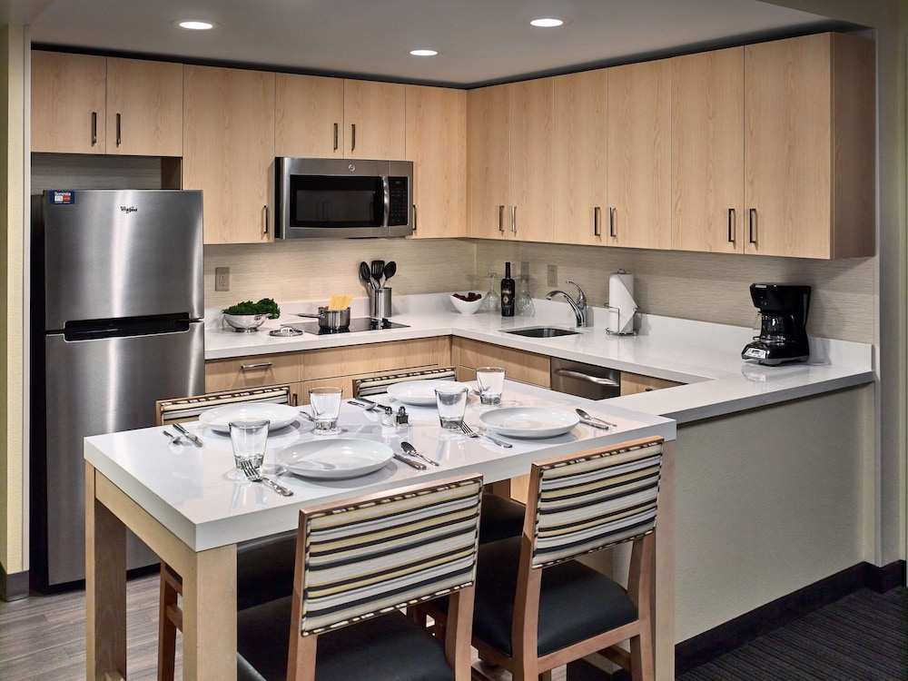Suite, 1 King Bed, Kitchen (Mobility, Roll in Shower) - Photo 3