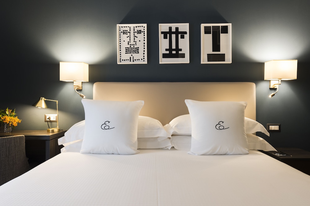 Double Room (Small Initiale)