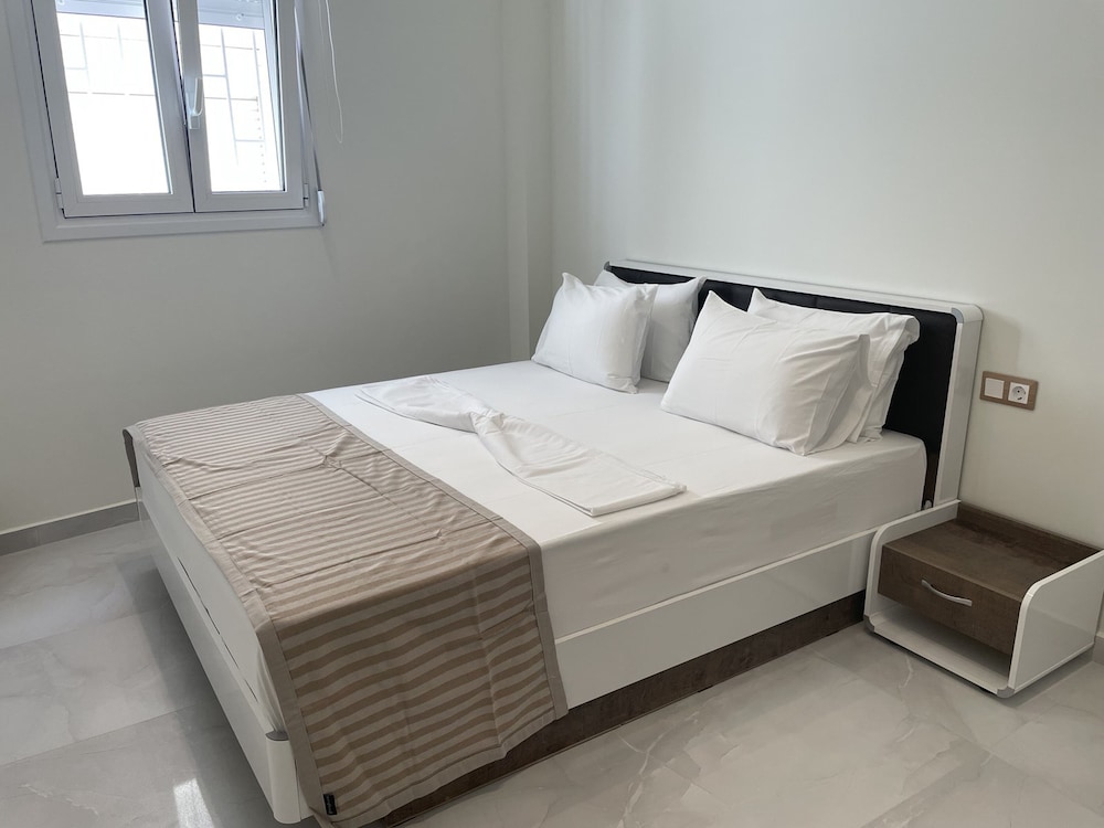 Suite, 2 Bedrooms, Ground Floor photo 1