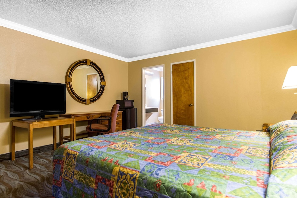 Standard Room, 1 King Bed, Non Smoking photo 2