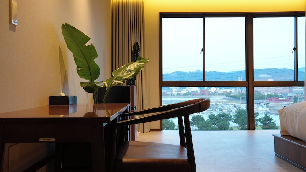 Room, Garden View