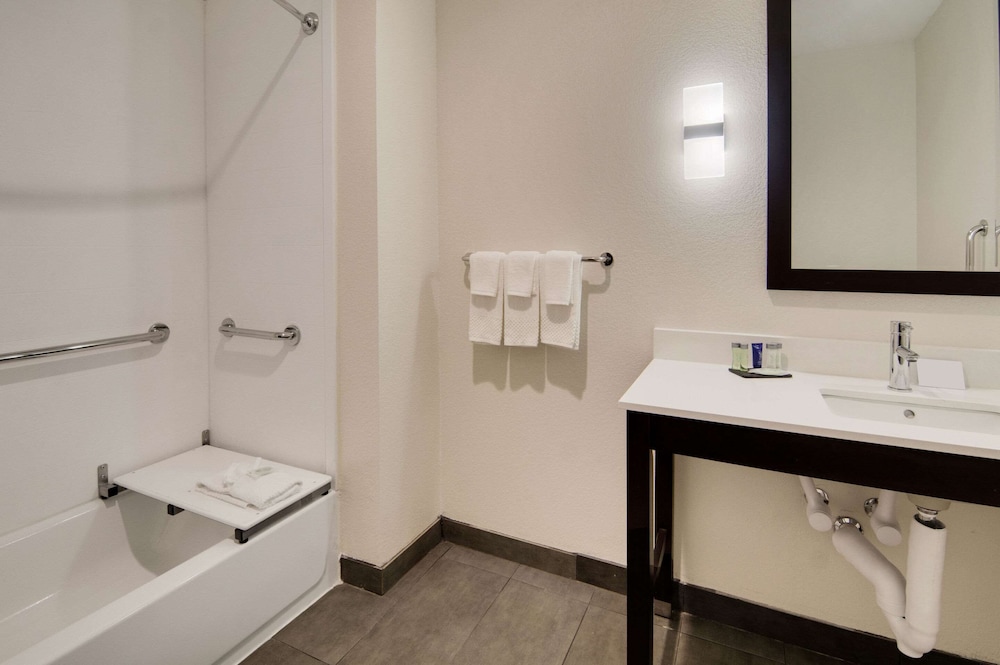 Suite, 1 King Bed, Accessible, Non Smoking - Photo 11