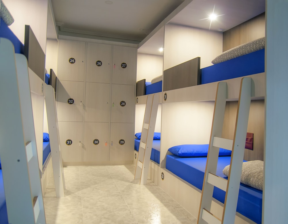 Dormitorio compartido, Dormitorio mixto, Baño compartido (1 cama en un dormitorio compartido de 36 camas)