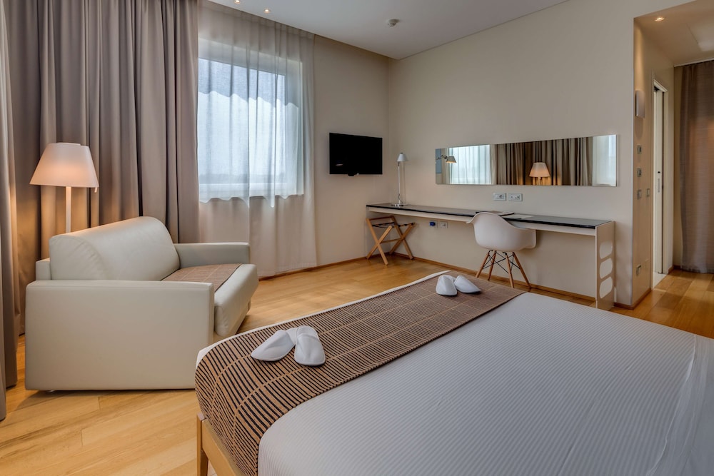 Superior Room, 1 Queen Bed - Photo 12