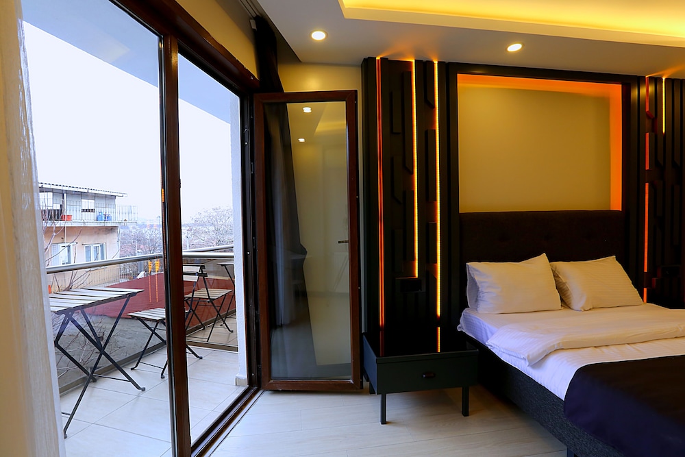 Deluxe Double Room, Partial Sea View photo 2