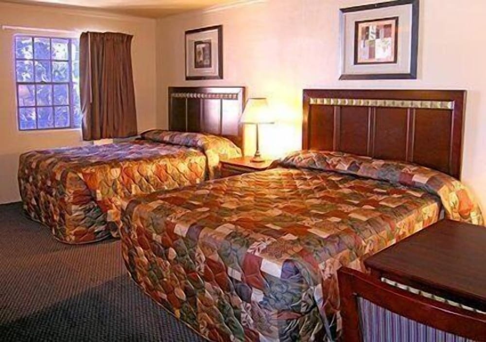 Standard Room, 2 Queen Beds, Non Smoking - Photo 4