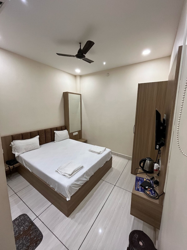 Standard Room, 1 Queen Bed