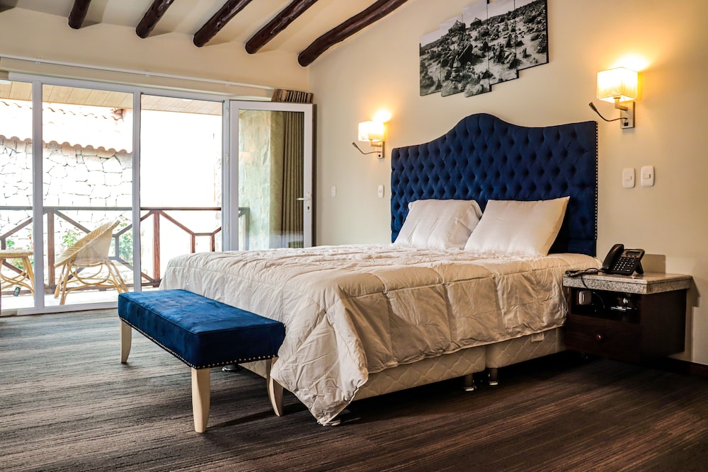Deluxe Room, 1 King Bed, Jetted Tub, Mountain View photo 1
