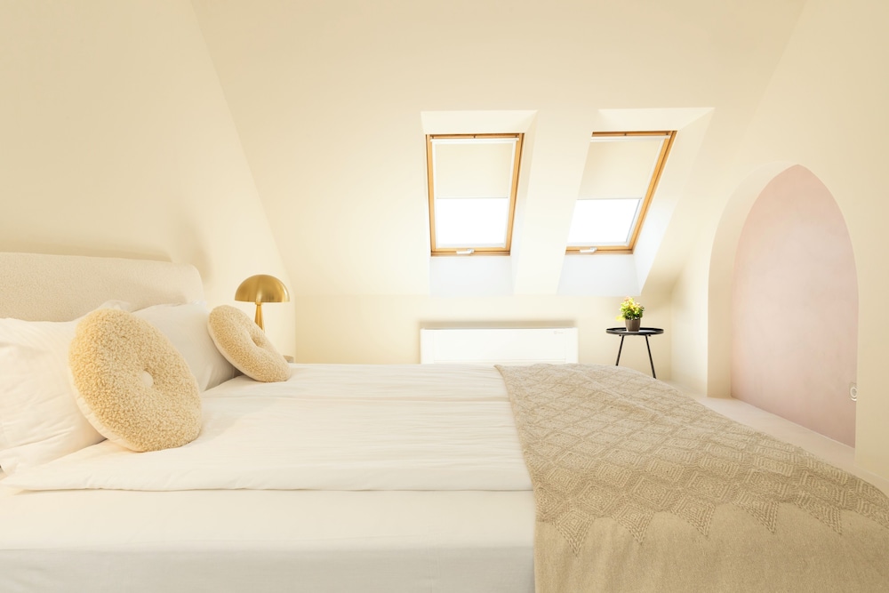 Luxury Apartment - Photo 2
