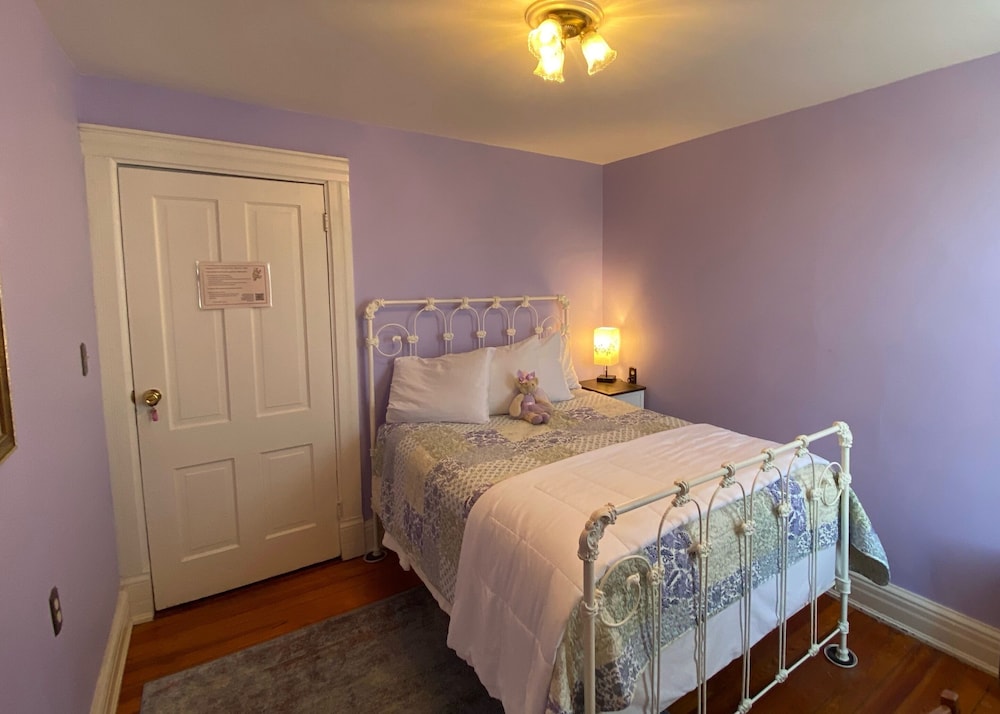 Comfort Double Room, Shared Bathroom (Heather's Room)