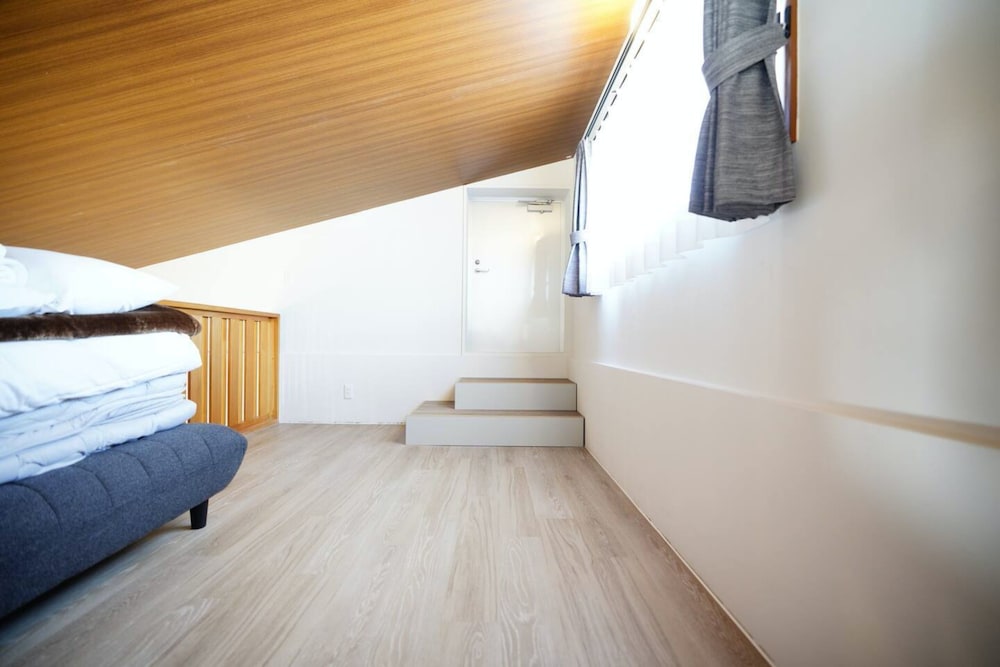 Family House - Photo 8